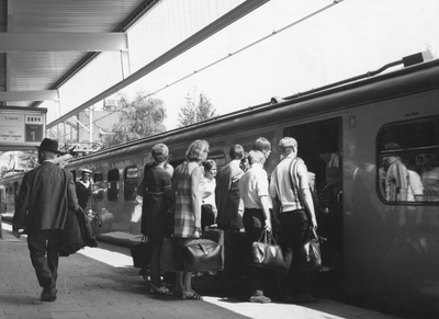 171273 Afbeelding van instappende reizigers in de intercity naar Groningen/Leeuwarden (electrisch treinstel nr. 321, ...